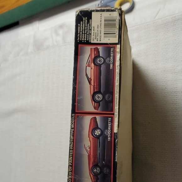 Corvette Vintage Collector Series 3 Separate Model Cars Kits (57, 75 & 8… - Picture 2 of 15
